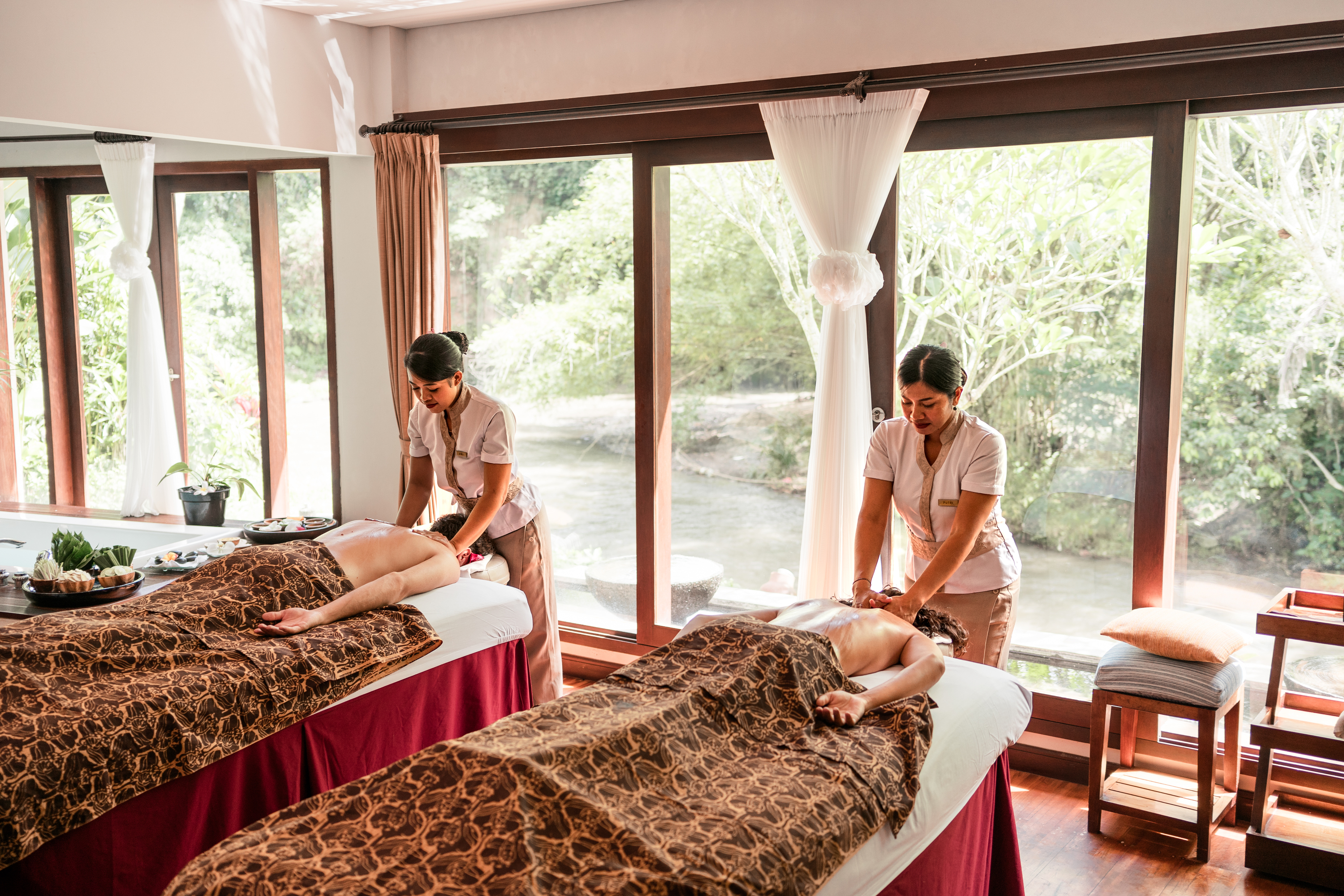 Aroma Hot Stone Massage + Scalp Massage